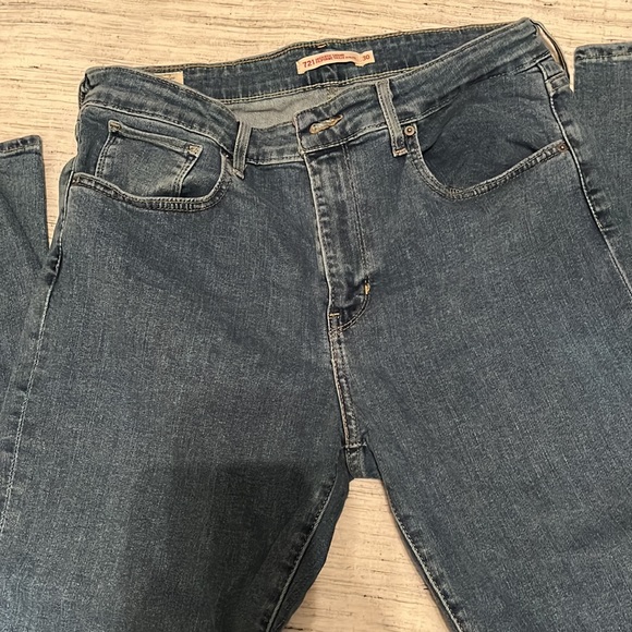 Womens Levi’s jeans - Picture 2 of 2